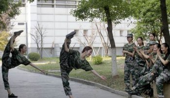 女生軍訓時褲子開檔,定做服裝質量為何這么水？