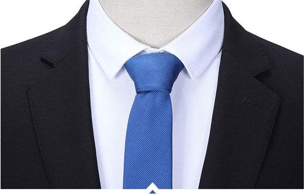 兩?？坌奚戆嬲b定做西服衣領(lǐng)細節(jié)特寫圖